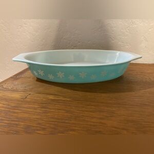 Vintage Pyrex Turquoise blue white Snowflake Oval casserole Vegetable Dish 1.5qt